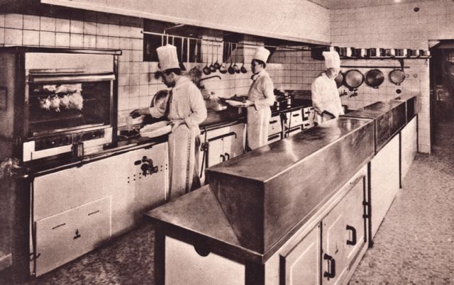 Drie chefs met een verschillende kookvisie in één keuken voor een groot galadiner. Dat ging eventjes goed. Eventjes is in keukentermen 35 seconden.